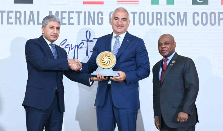 Antalya, D8 ‘Yılın Turizm Kenti Ödülü’nü aldı