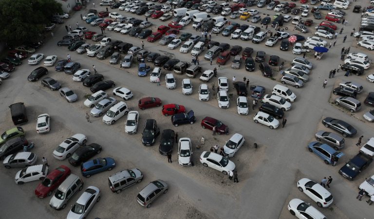 Bursa’da İkinci el oto pazarında bayram havası