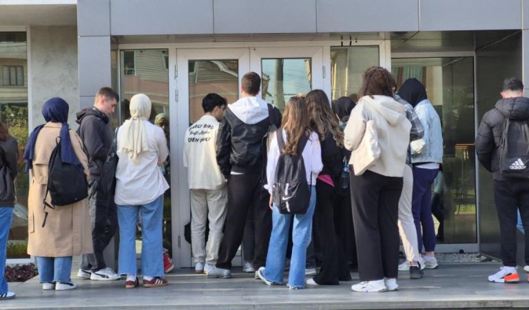 Düzce’de imtihana hazırlanan gençlerin kütüphane kuyruğu