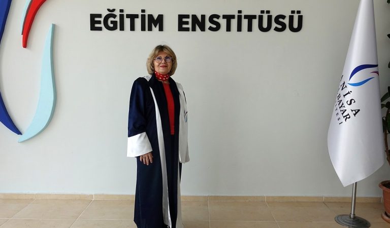 Manisa’da 72 yaşında üniversiteye dönüp “doktor” unvanı aldı